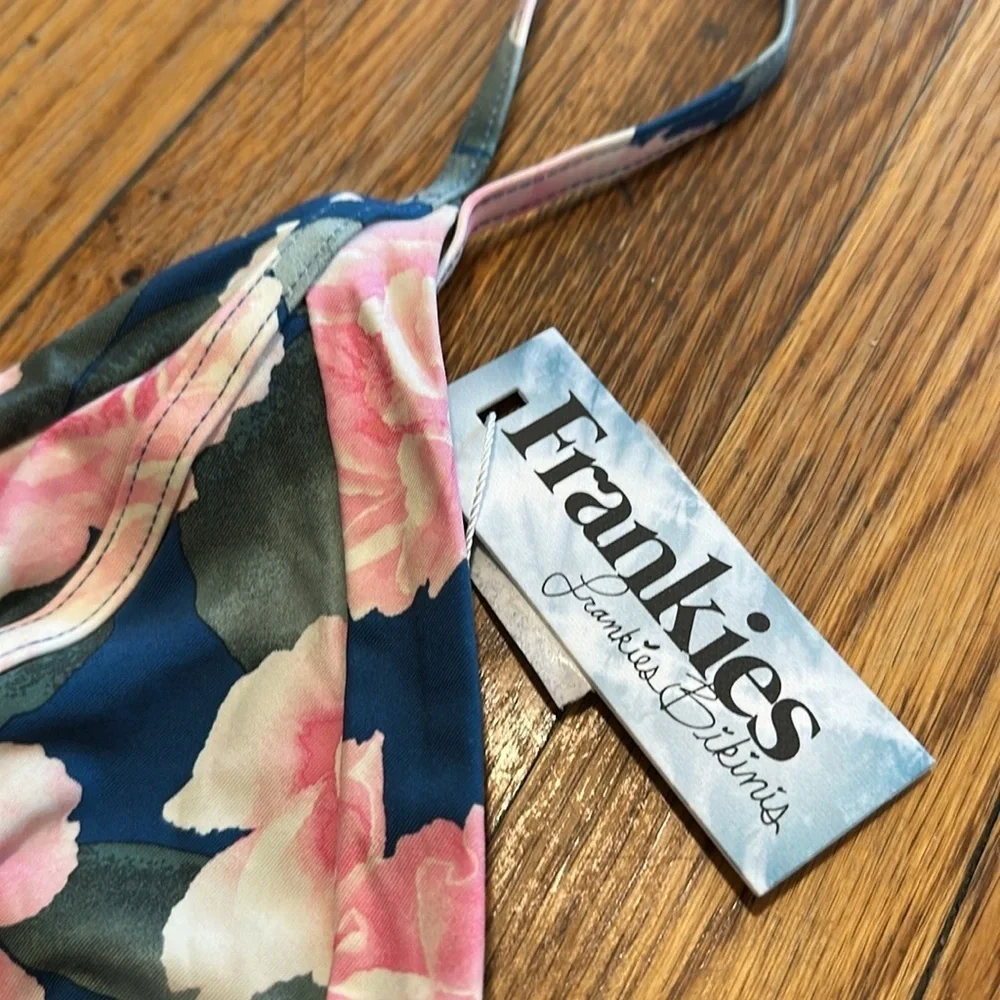 NWT Frankie’s bikinis Valentina bikini swim top in pink peony L Floral